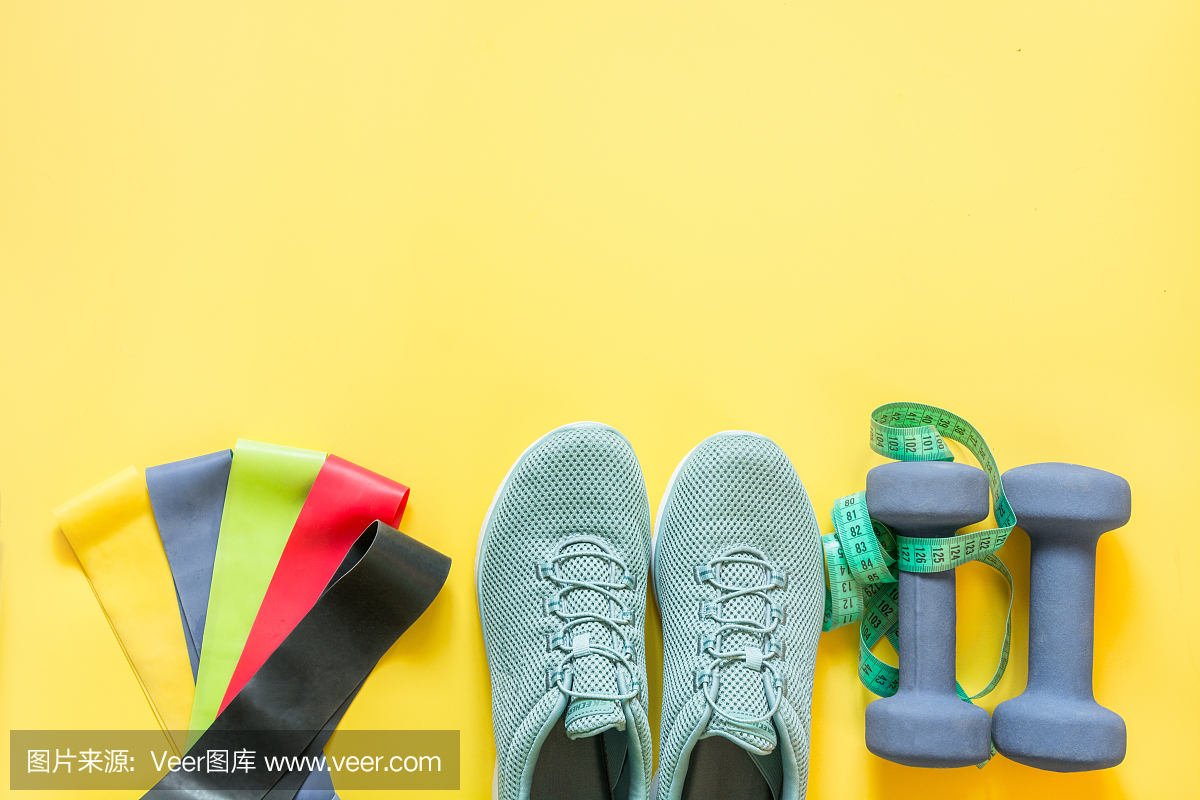 運動器材,橡皮筋,啞鈴,健身鞋,黃色卷尺。